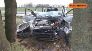 Screen_250107_Autofahrerin faehrt gegen Trecker und Baum