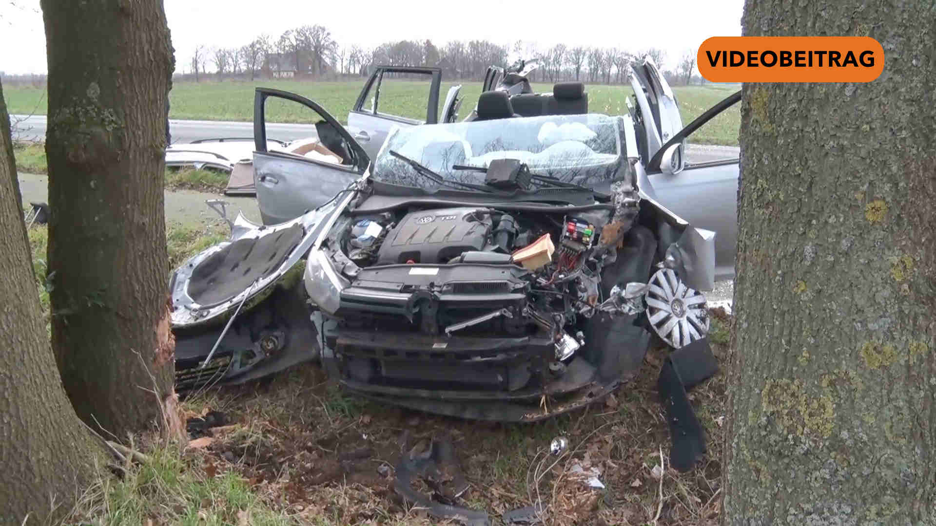 Screen_250107_Autofahrerin faehrt gegen Trecker und Baum