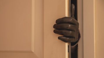 Symbolbild_Einbruch_Blaulicht_Tuer