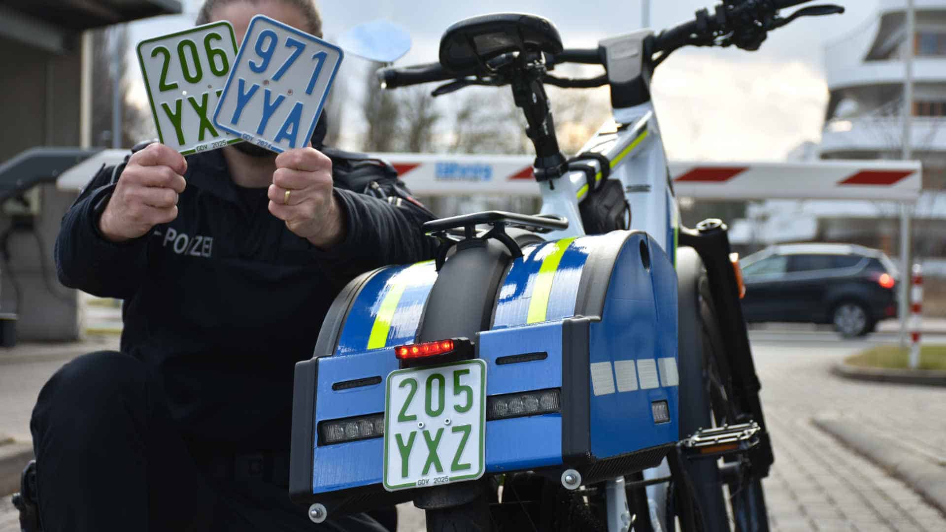2250227_Aus blau wird gruen Neue Kennzeichen ab Maerz