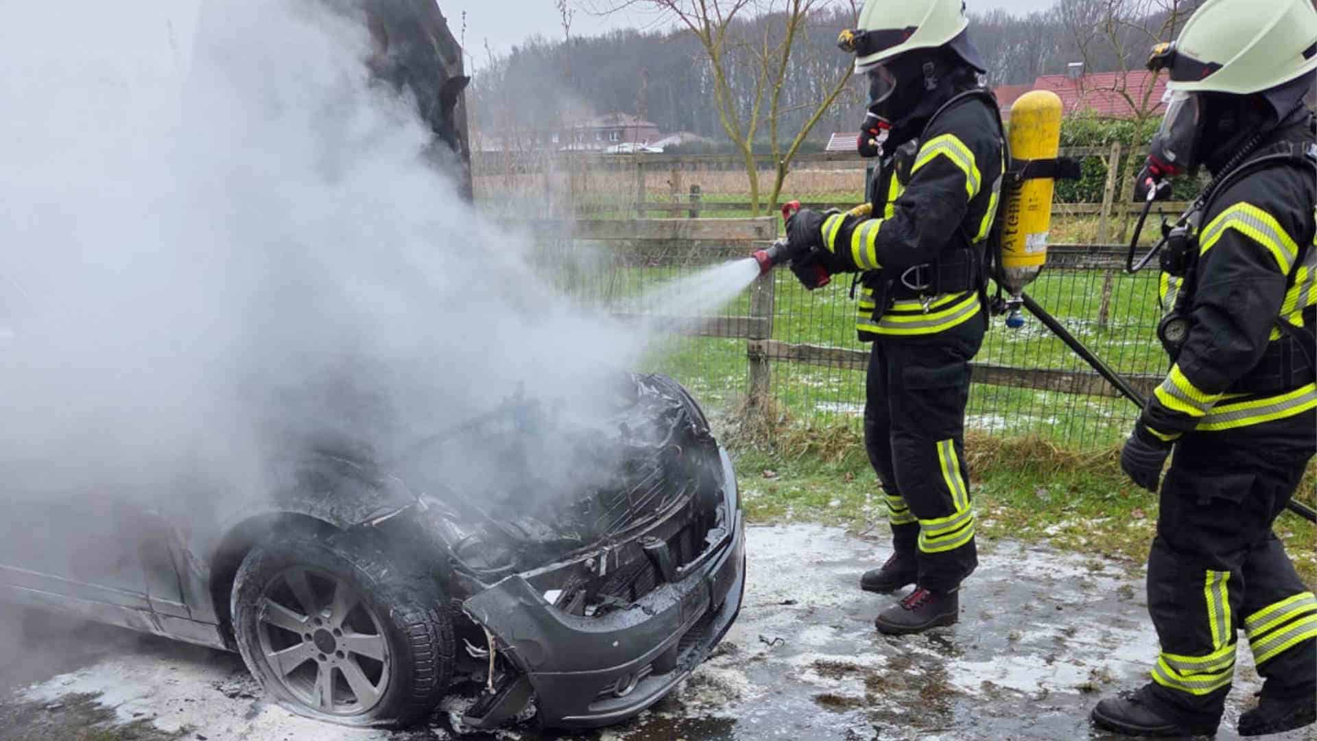 250212_PKW brennt in Hofeinfahrt