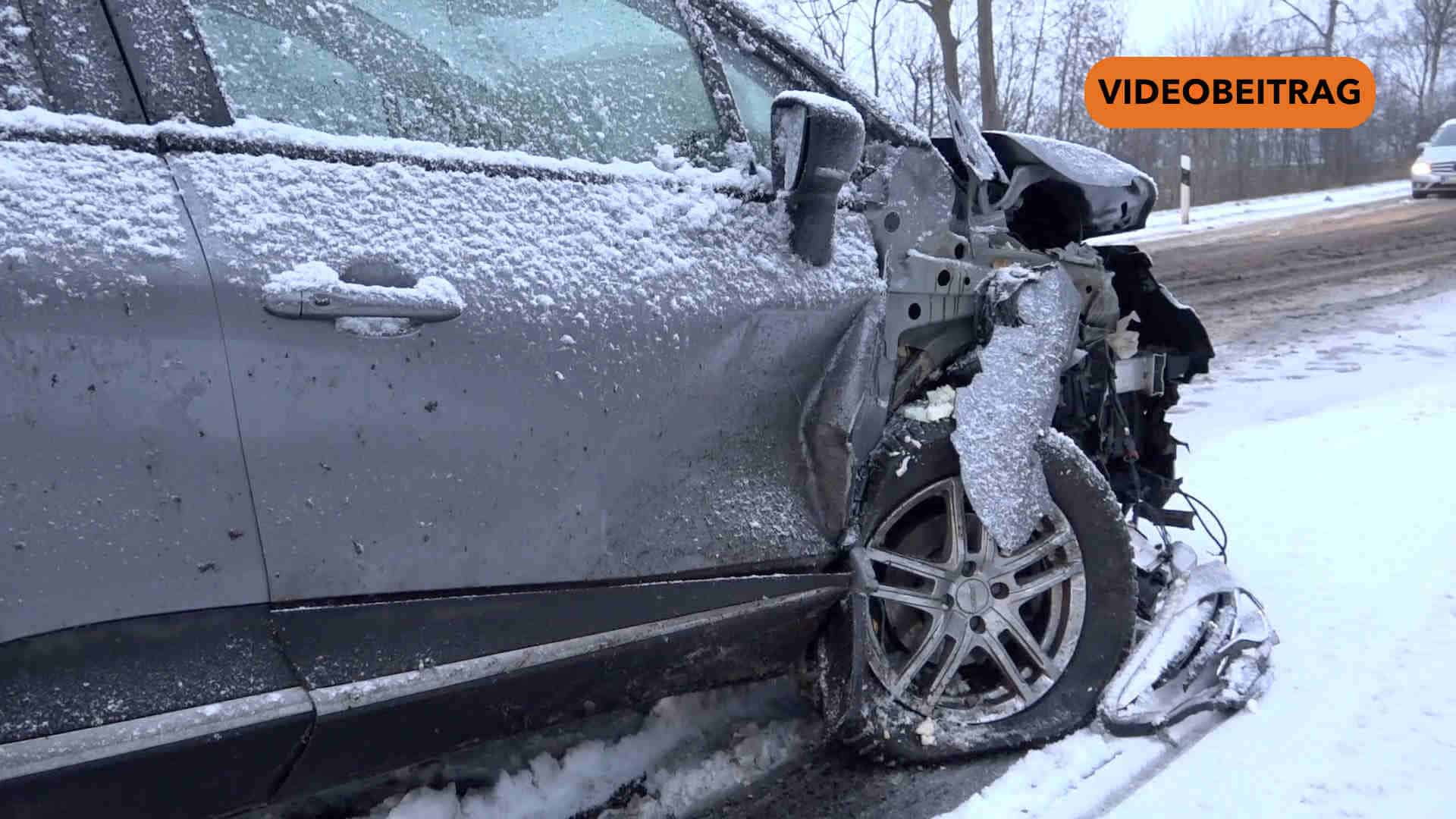 Screen_250211_Video Glaetteunfall mit drei Autos