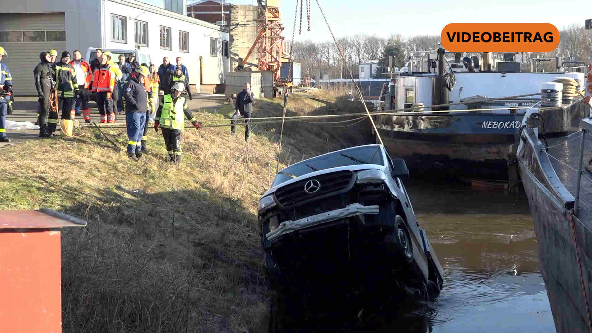 Screen_250218_Transporter rollt in Hafenbecken