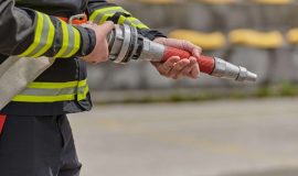 Symbolbild_blaulicht_Feuerwehr_Feuerwehrmann_Schlauch