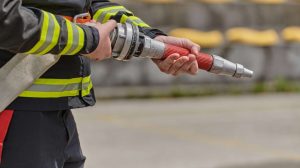 Symbolbild_blaulicht_Feuerwehr_Feuerwehrmann_Schlauch