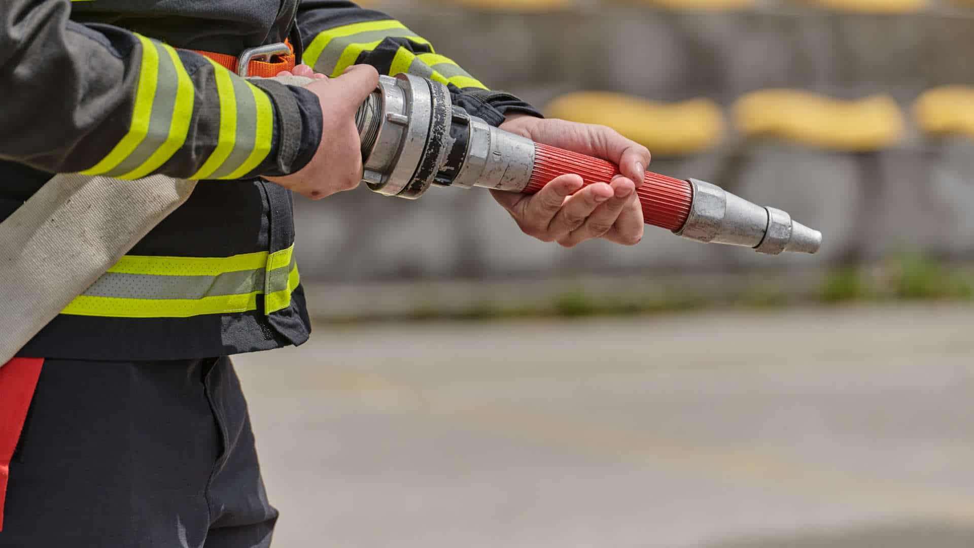 Symbolbild_blaulicht_Feuerwehr_Feuerwehrmann_Schlauch