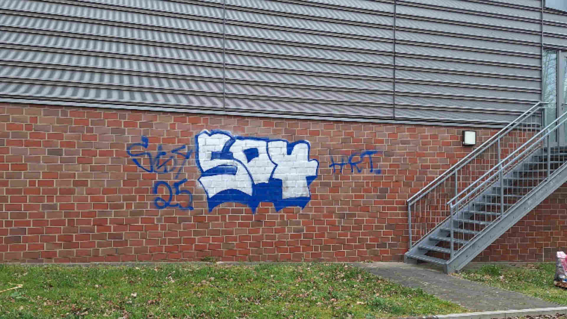 250417_Oberschule Salzbergen mit Farbe beschmiert