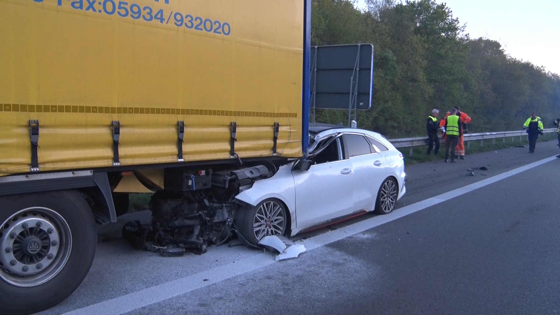 250428_Auto rast ungebremst unter LKW