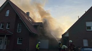 250429_Garagenbrand greift auf Mehrfamilienhaus ueber