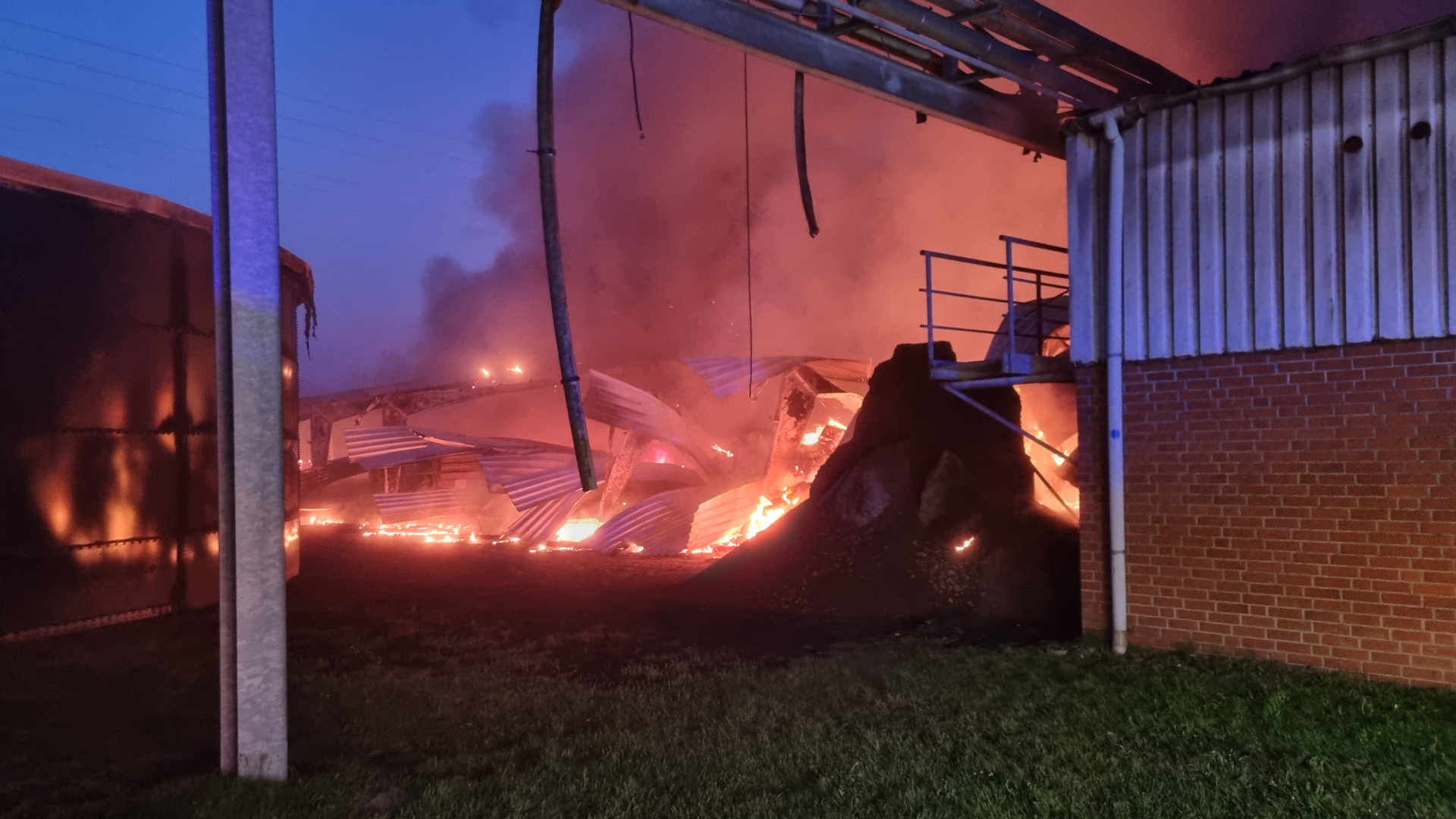 250430_Lagerhallenbrand sorgt fuer massive Rauchentwicklung