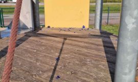 250501_Vandalismus auf Spielplatz Papenburg veraergert