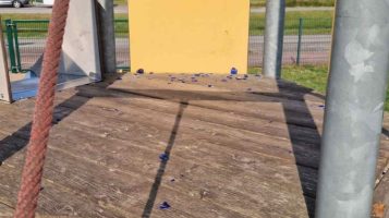 250501_Vandalismus auf Spielplatz Papenburg veraergert