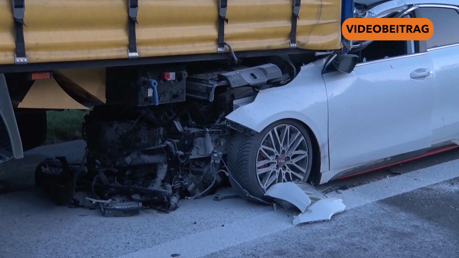 Screen_250428_Auto rast ungebremst unter LKW