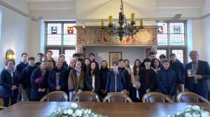 Screen_Franzoesische Austauschschuelerinnen im Ratssaal