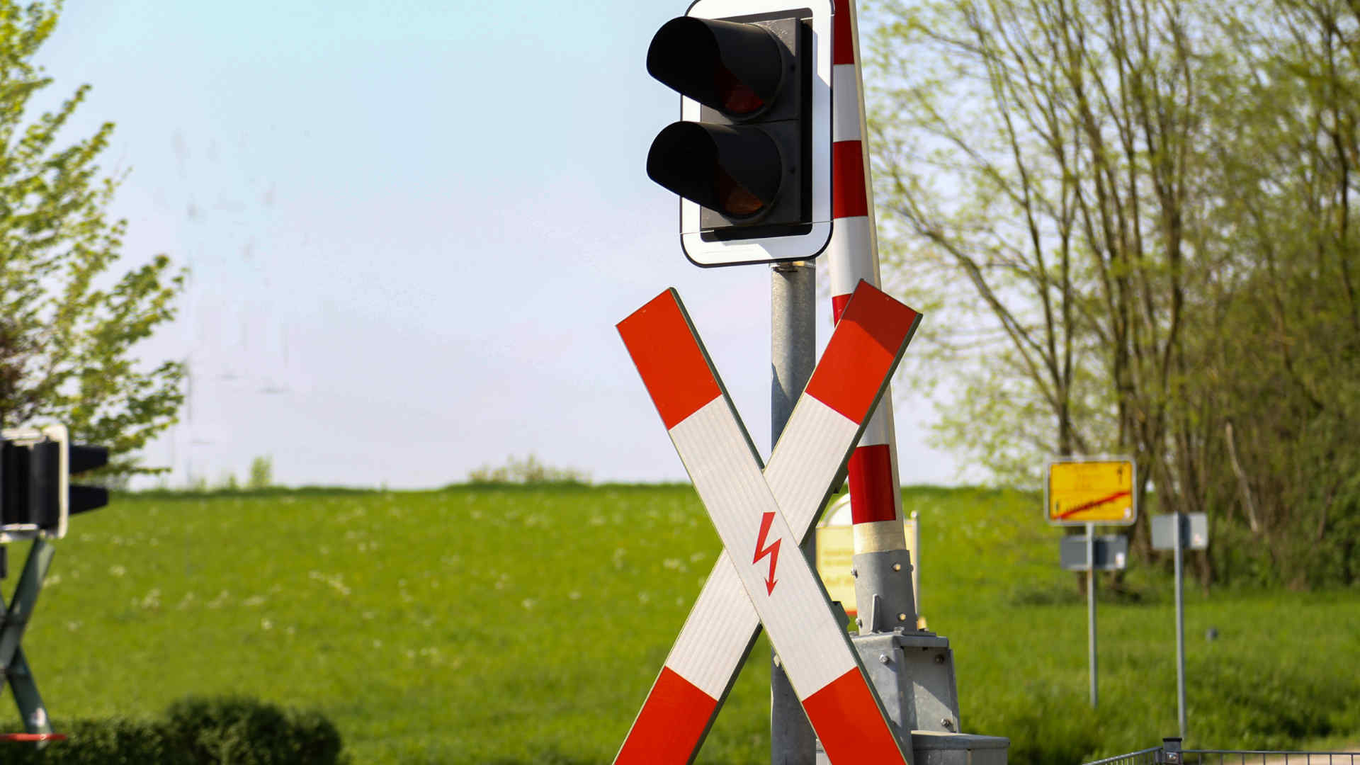 Symbolbild_Bahnuebergang_Schranke_2