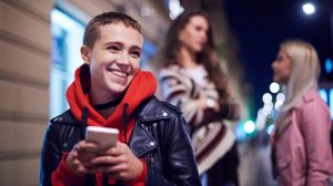 Symbolbild_Teenager_Jugendliche_Smartphone_Handy