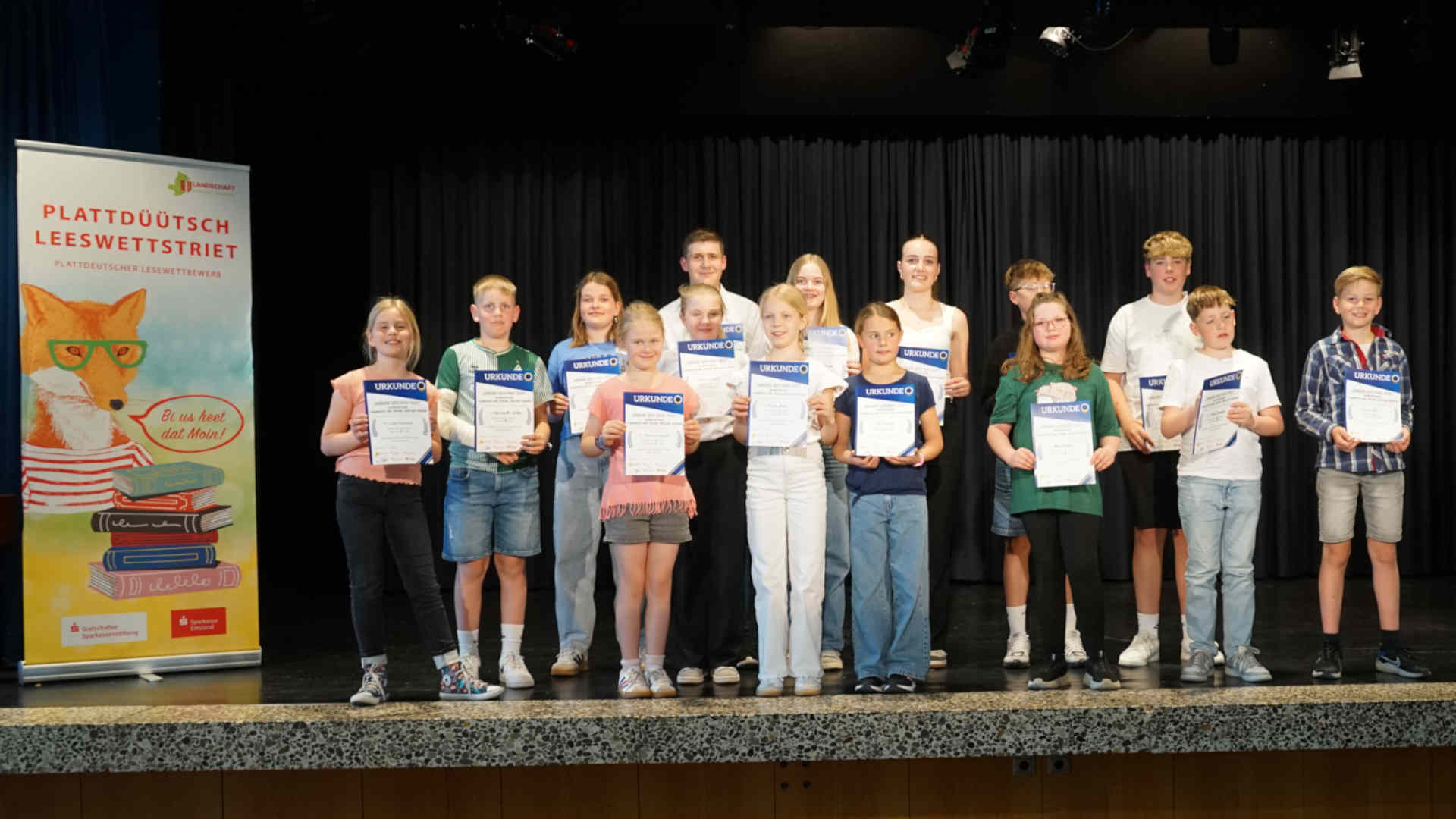 250529_Neuenhaus Schueler lesen sich ins Finale