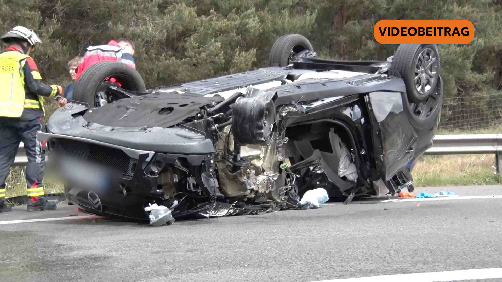 Screen_250522_PKW kracht in Wanderbaustelle in LKW