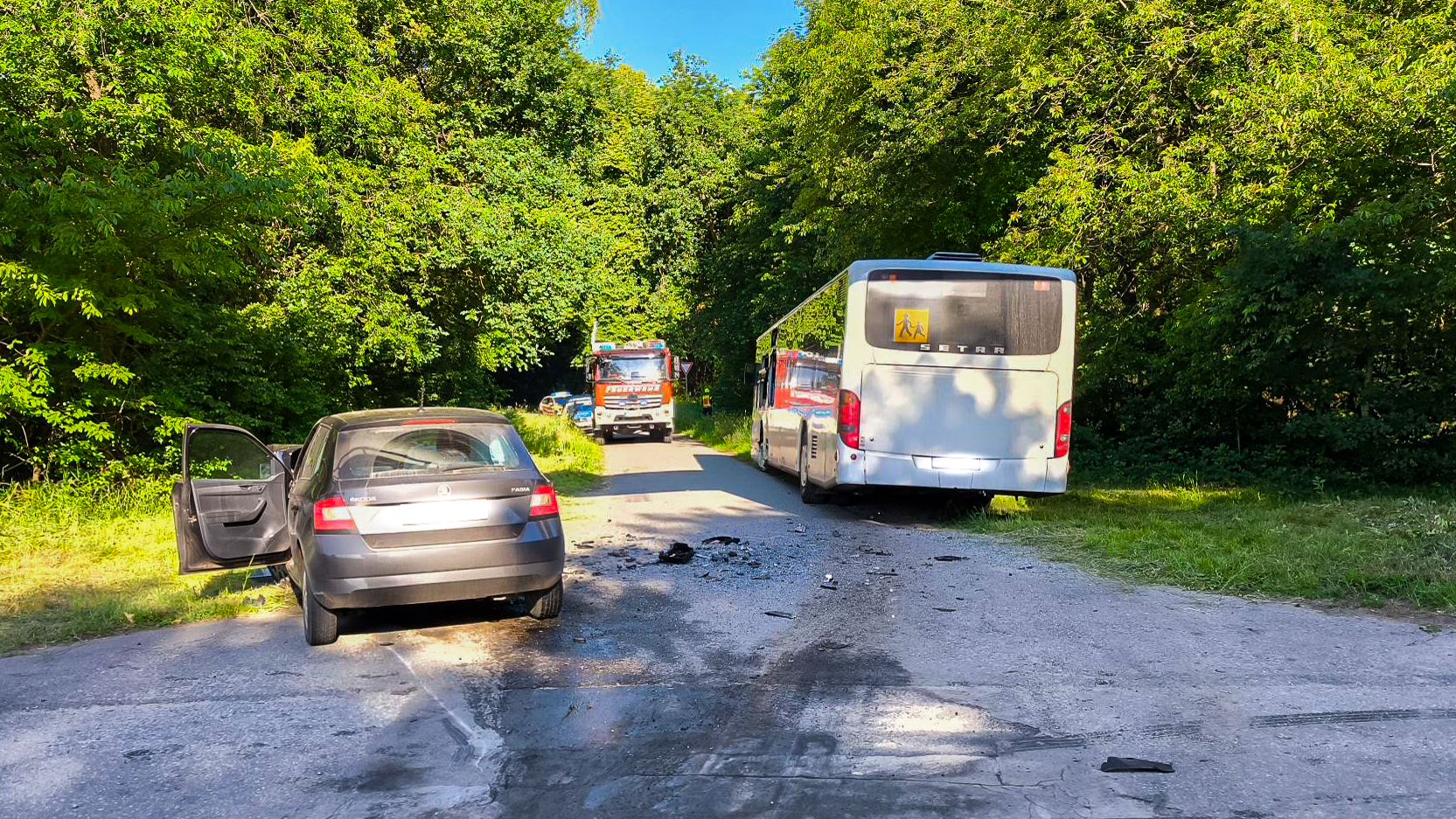 2025-06-19 21953 1 NI Renkenberge PKW gegen Schulbus NWM-TV 02