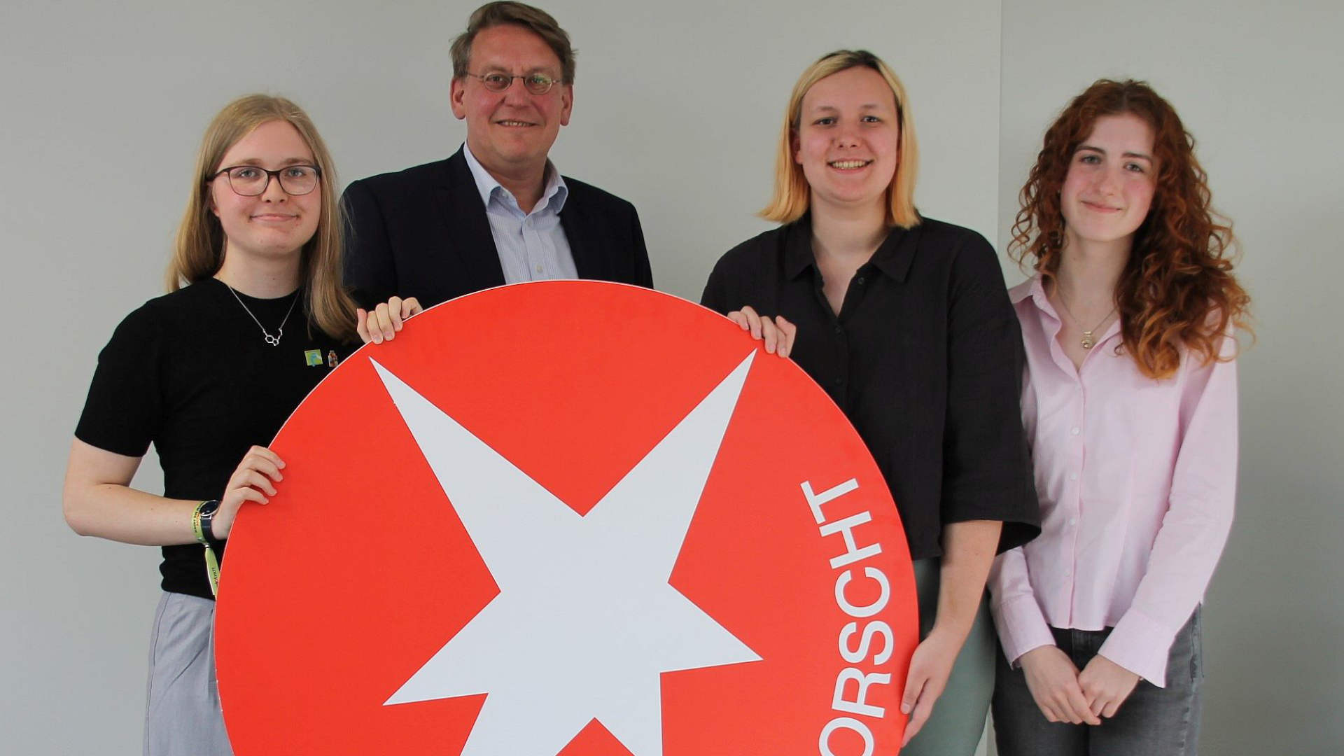 250602_Jugend forscht Landrat vergibt ersten Sonderpreis