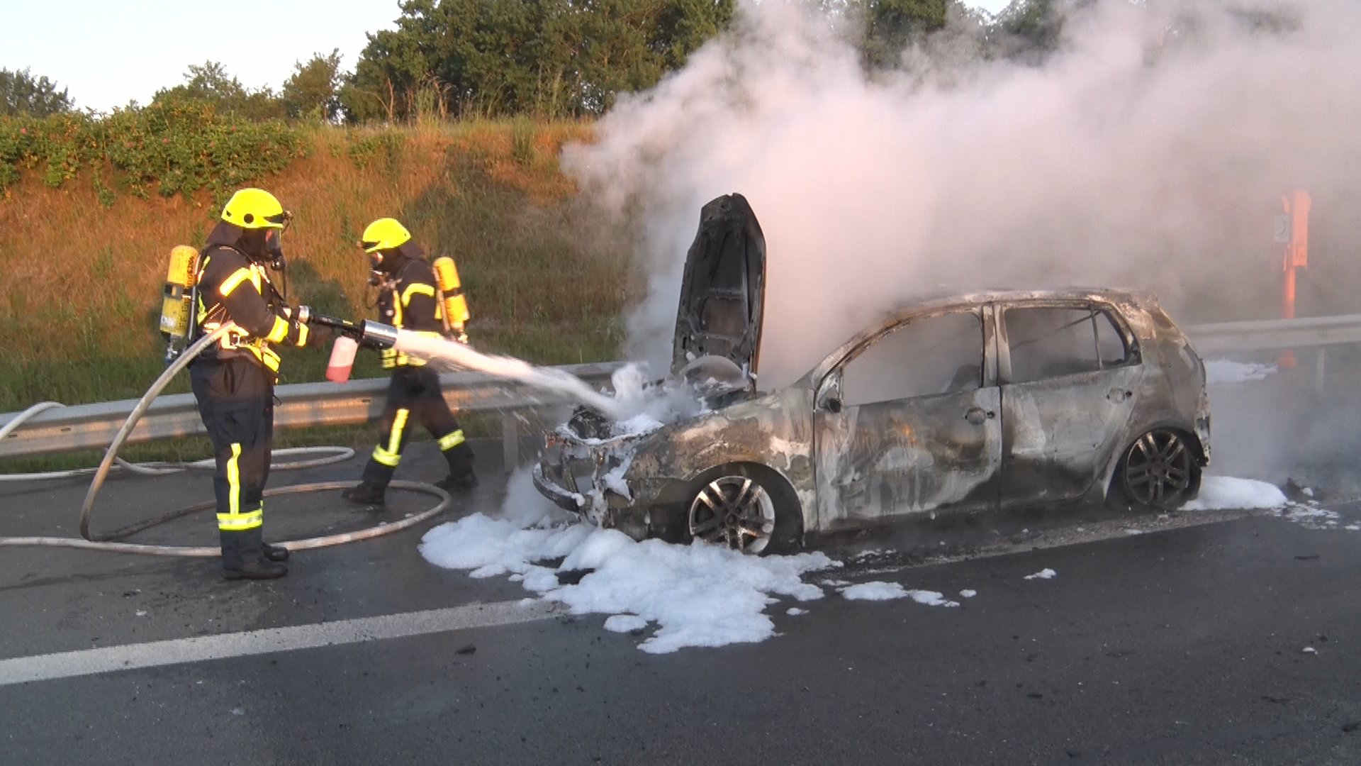 250603_Auto geraet auf A31 in Brand