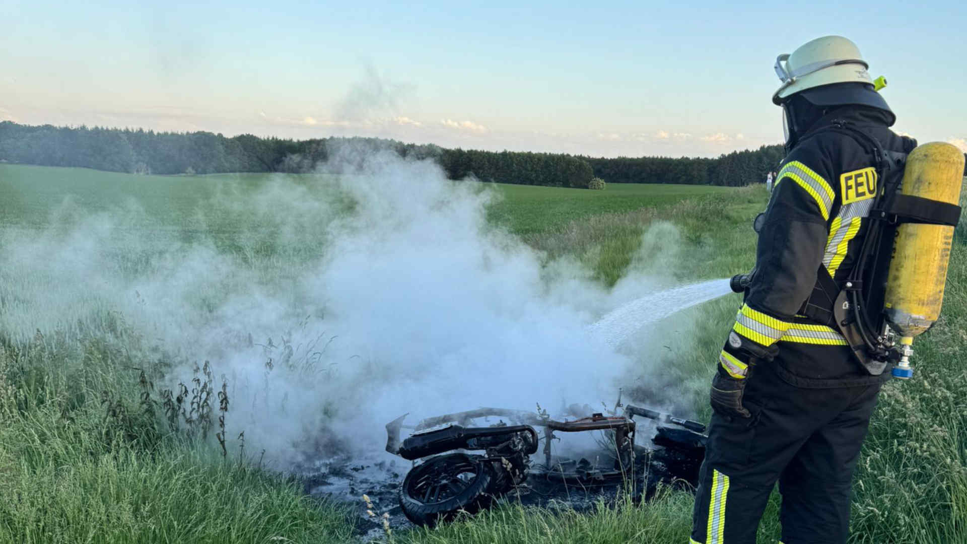 250603_Roller in Brand geraten