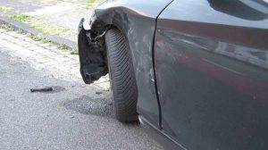 250626 Betrunkener Fahrer rammt parkenden BMW