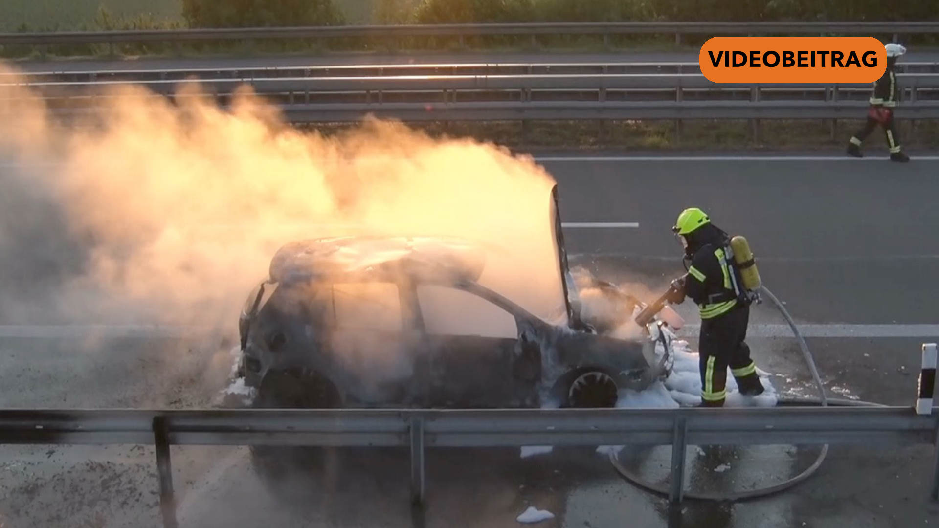 Screen_250603_Auto geraet auf A31 in Brand
