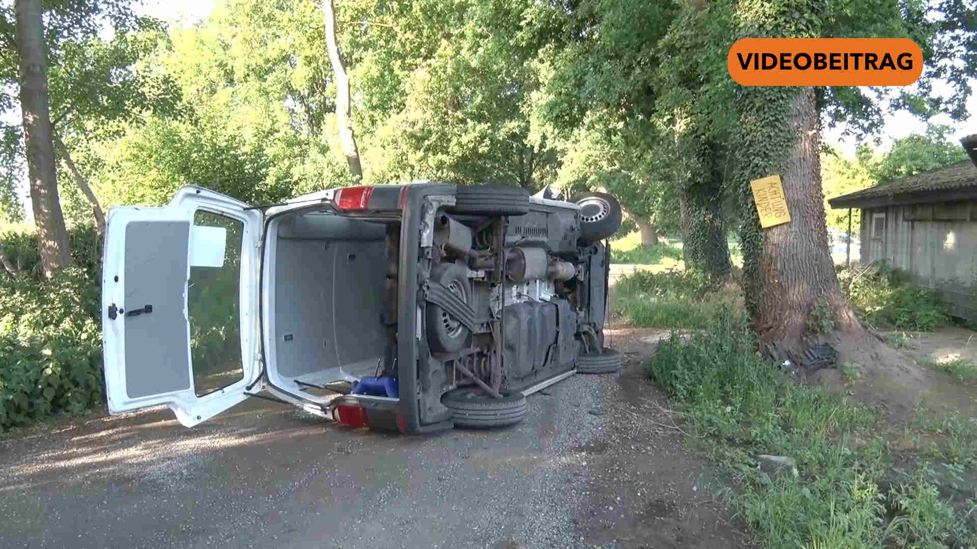 Screen_250611_Taxi-Bus prallt gegen Baum