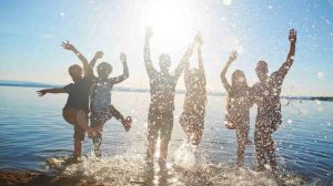 Symbolbild_Sommer_See_Gruppe_baden