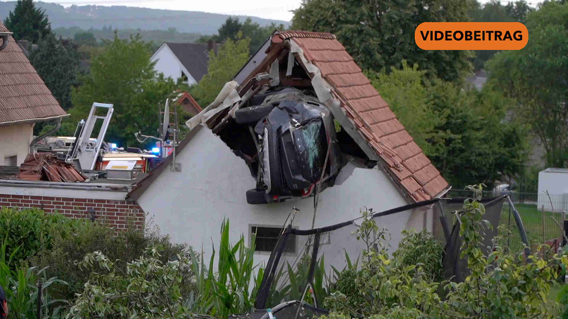 250721_Volvo kracht in Dach Kind lebensgefaehrlich verletzt_Screen