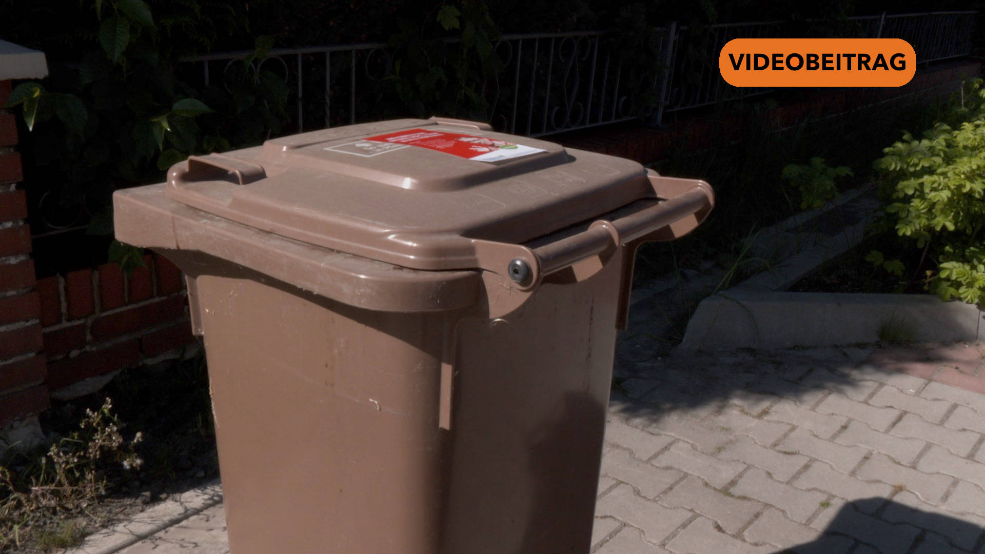 25 05 16 Rote Karte für falsche Biomülltonne SCREEN