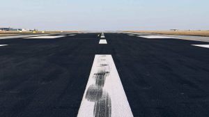 250904_Urlaubsflieger aus Antayla schiesst ueber Landebahn