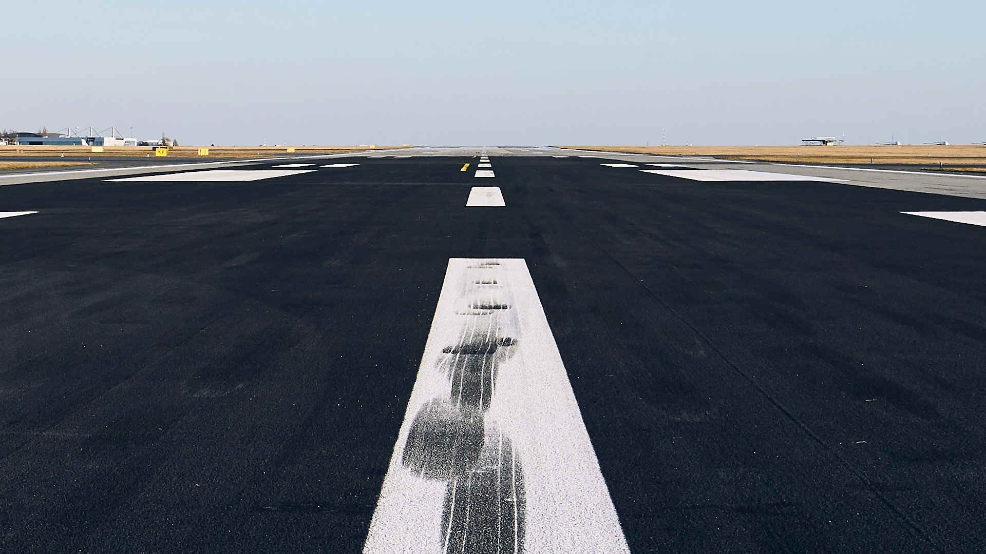 250904_Urlaubsflieger aus Antayla schiesst ueber Landebahn