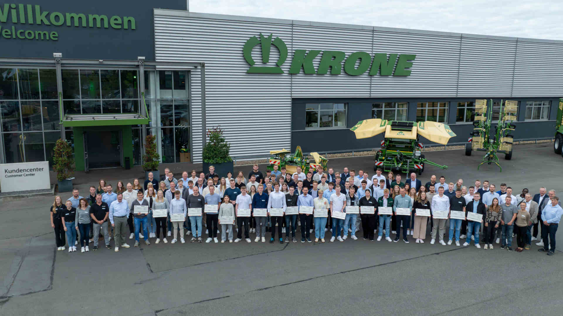 Screen_Krone_110 Azubis feiern Pruefungserfolge