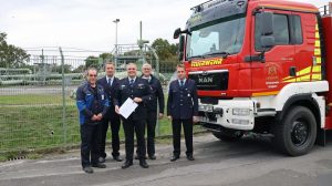 01 Kreisbrandmeister Dyckhoff (mitte) u. d. Trassenmeister Michailidis (links) mit der  Grundsatzvereinbarung