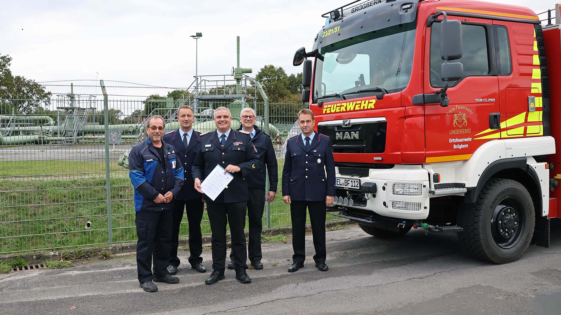 01 Kreisbrandmeister Dyckhoff (mitte) u. d. Trassenmeister Michailidis (links) mit der  Grundsatzvereinbarung