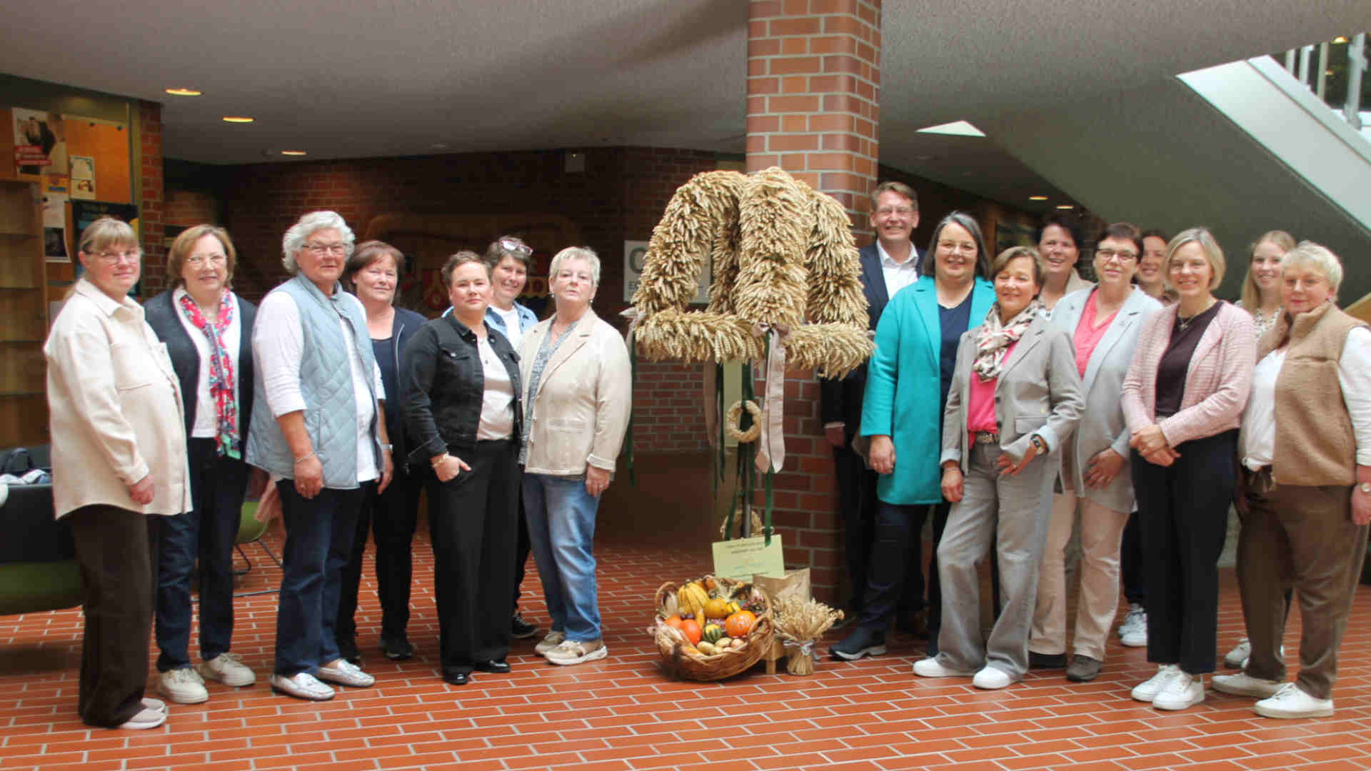 25 10 07_Erntekrone schmückt Foyer im Kreishaus