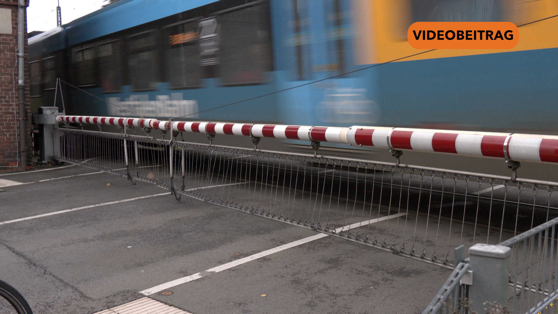 25 10 13 Nif Bahnuebrgang SCREEN