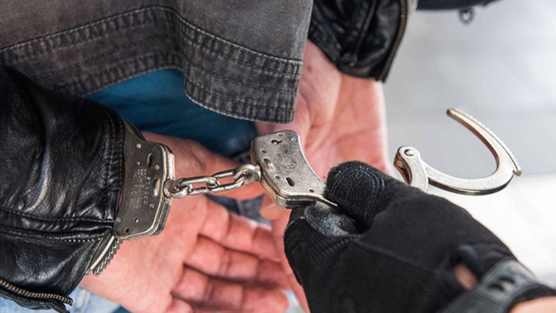 251013_Mit Untersuchungshaftbefehl gesuchter Mann muss in Gefaengnis