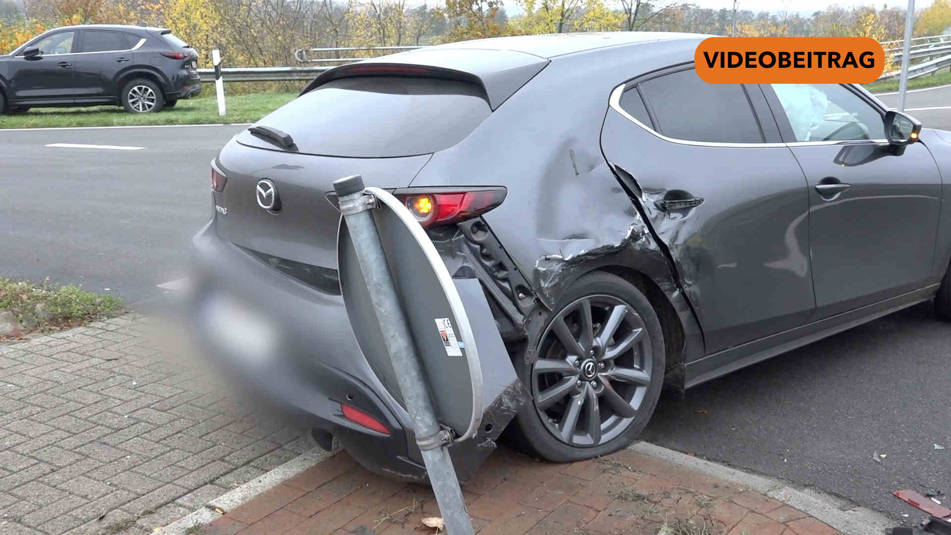 Autofahrer übersieht LKW auf B401