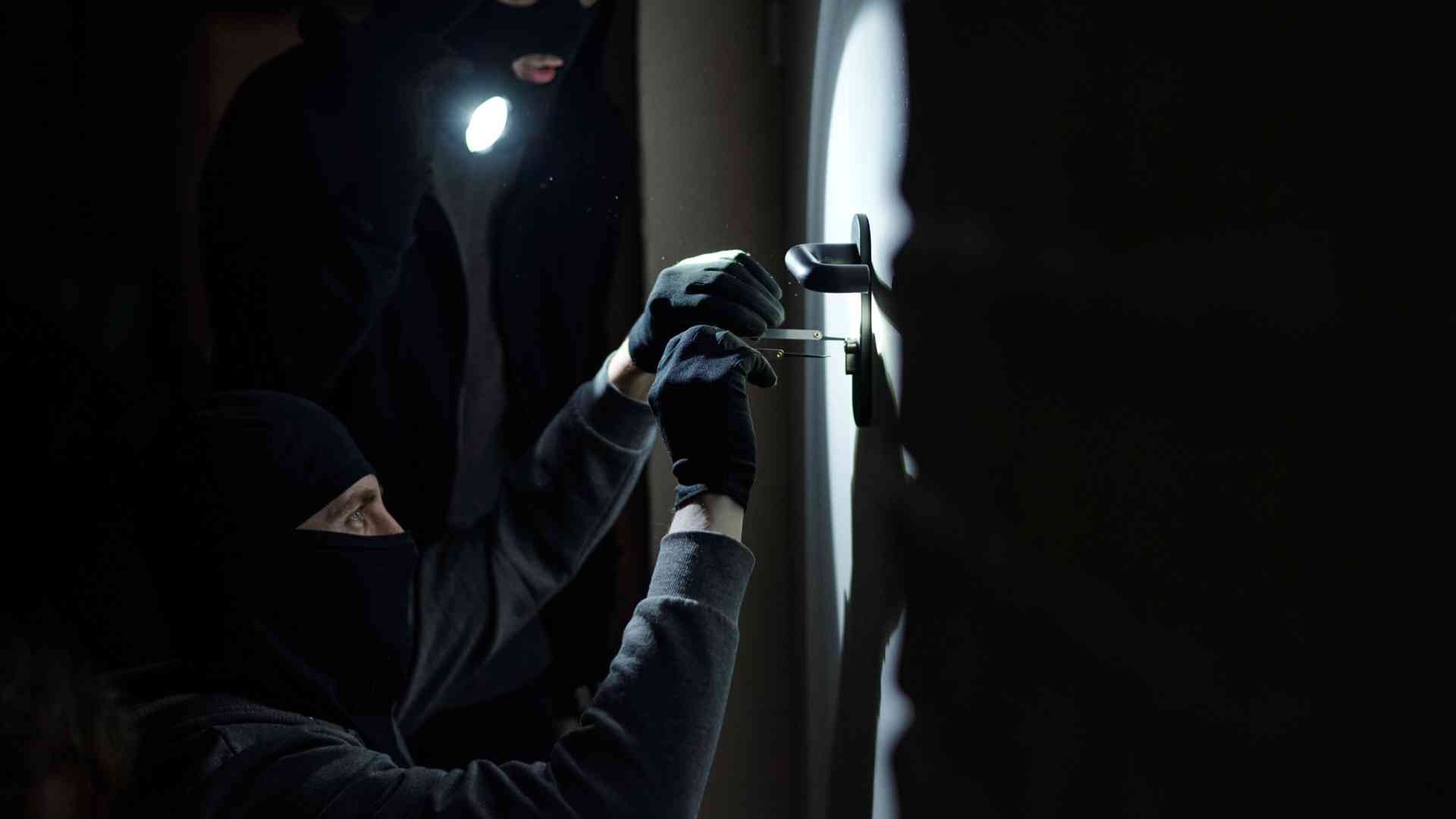 Symbolbild_Einbruch Einbrecher_Quelle Envato