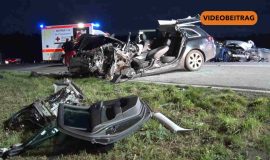 251210_Frontalcrash Zwei Personen eingeklemmt