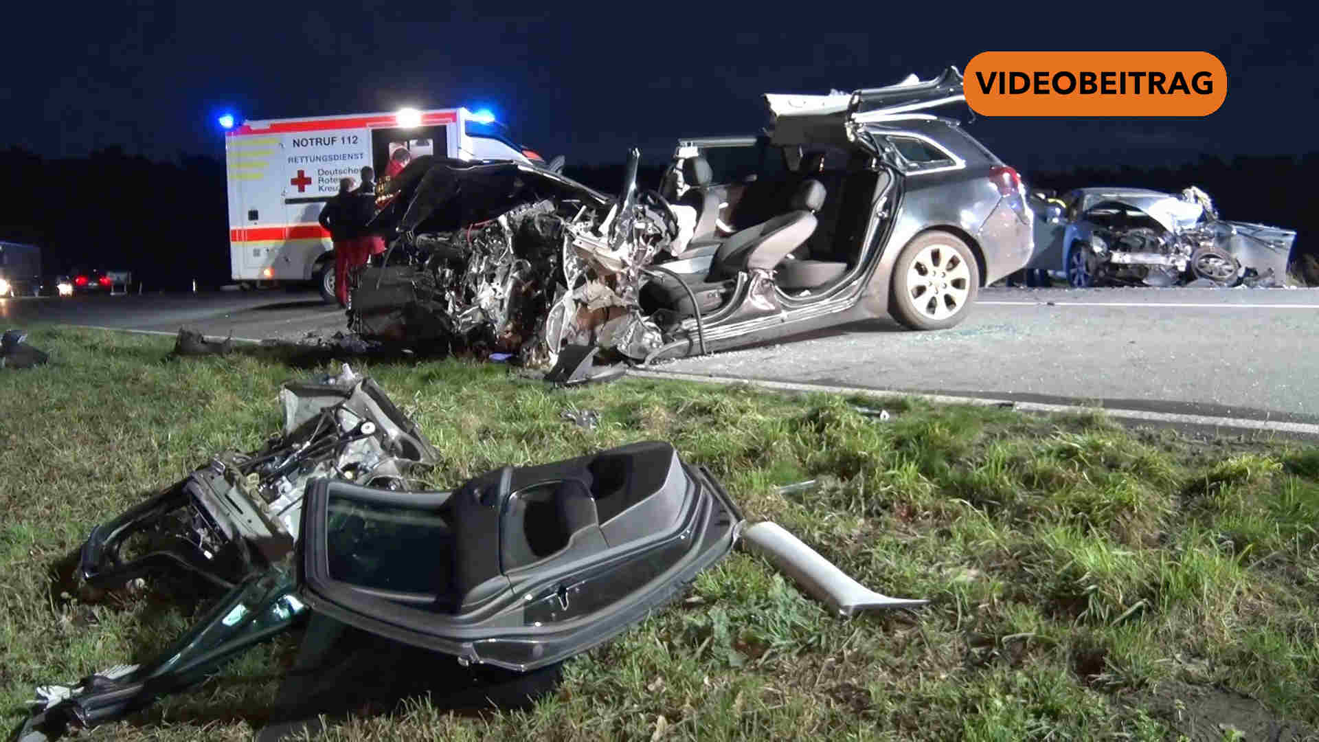 251210_Frontalcrash Zwei Personen eingeklemmt