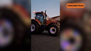 251215_Festlich geschmückte Traktoren unterwegs