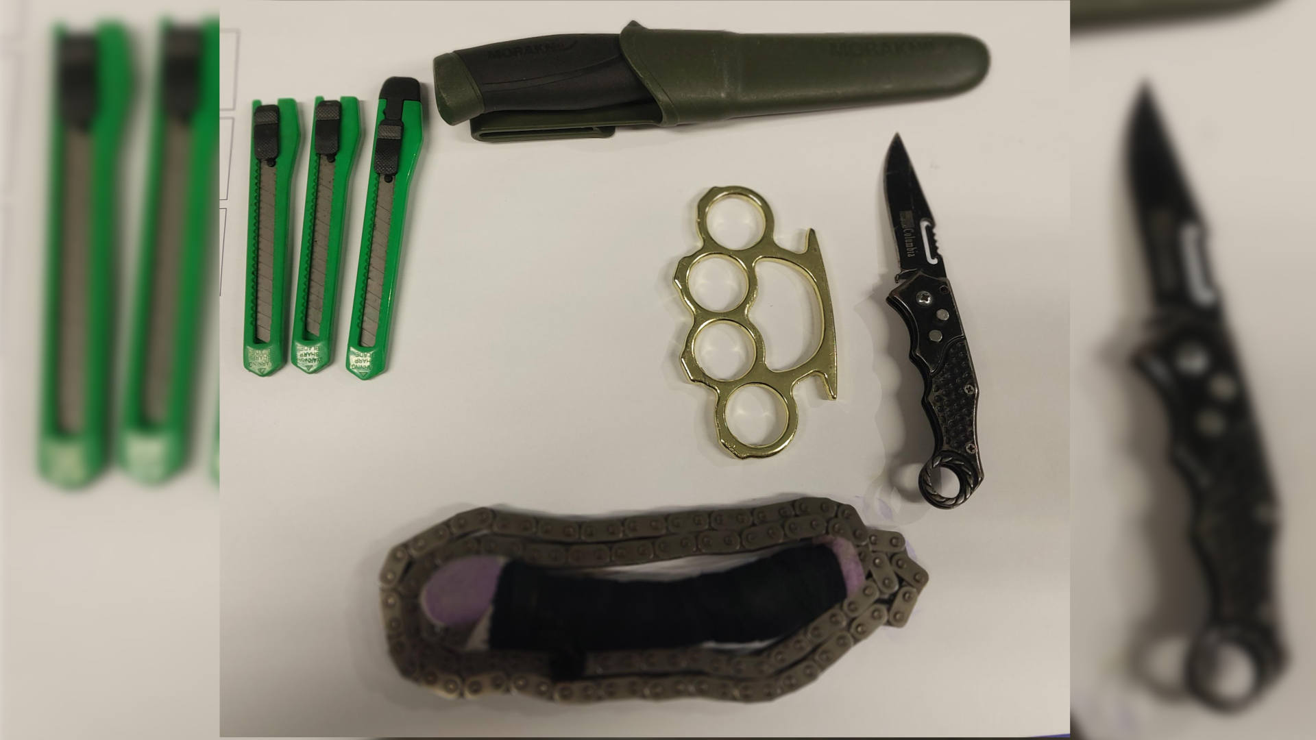 251229_Mann faehrt mit mehreren Messern ueber Grenze