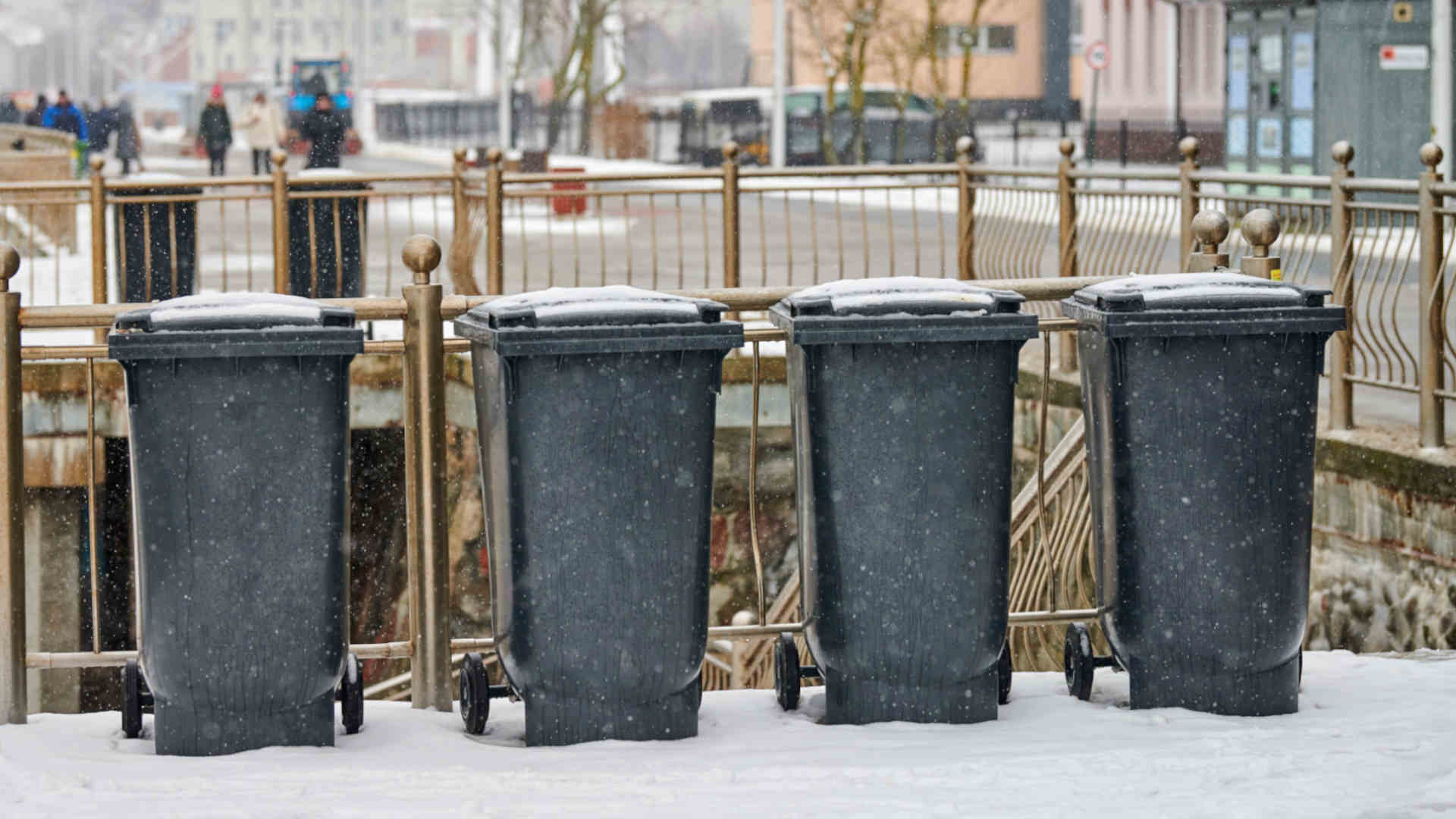 Screen_Schnee- und Eisglaette behindern die Muellabfuhr