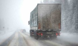 Screen_Schnee_Strassenglaette_LKW