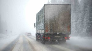 Screen_Schnee_Strassenglaette_LKW