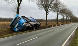 Screen_260223 Muellwagen im Graben